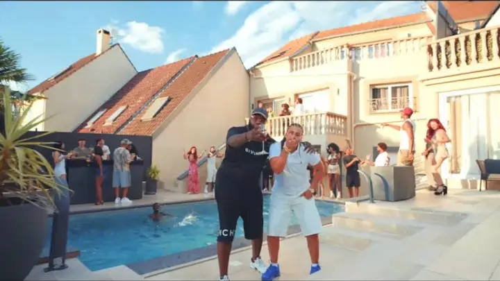Thumbnail for the music video La Traine (ft. Meryl) - Tu danses pas tu bois pas (clip officiel)